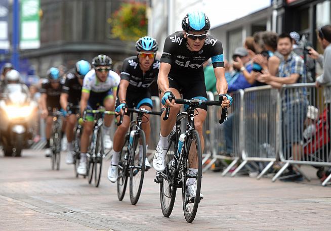 Peter Kennaugh (second) and Ben Swift (right) race ©Huw Evans Picture Agency