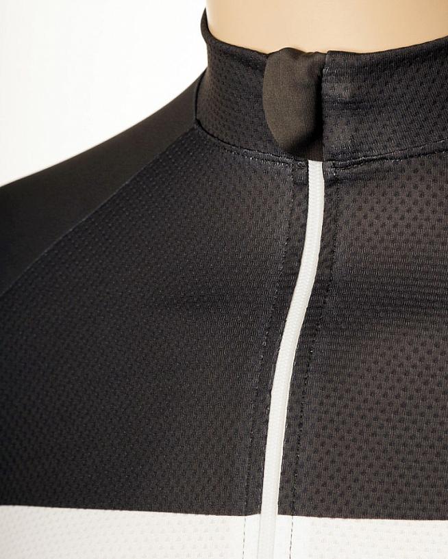 The full-length YKK zipper is covered at the neckline to prevent chaffing against your skin - another little detail designed to boost comfort and performance.