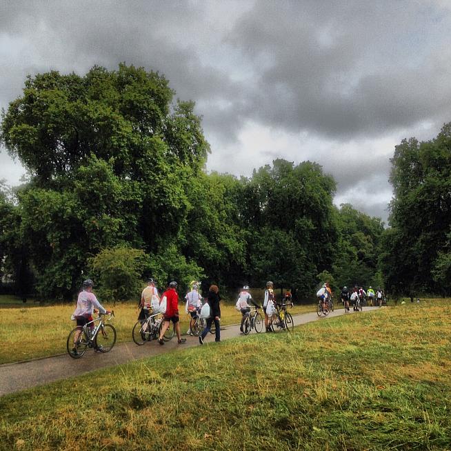 Finishers in Regent's Park making their way home to towel off.