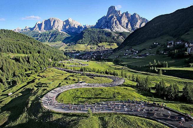 An endless stream of riders at the Maratona 2014. photo © Freddy Planinschek / mdd