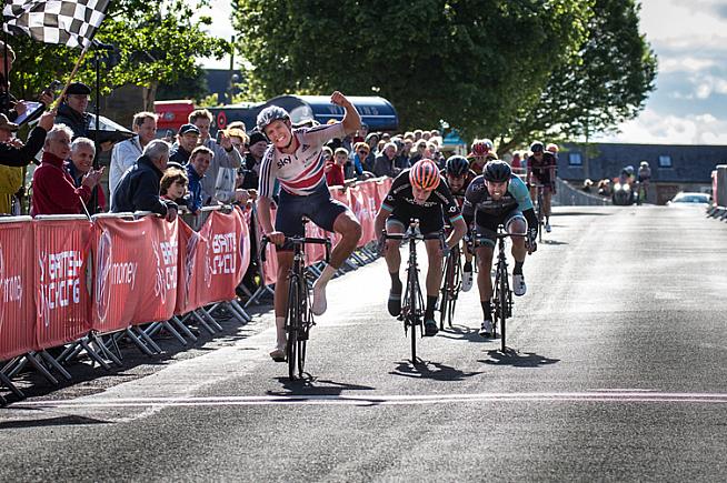 Chris Latham crosses the line to win the 2015 UCI Beaumont Trophy.