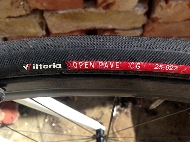 The Open Pavé features the same tread pattern as the Open Corsa and provides reliable traction in wet conditions.