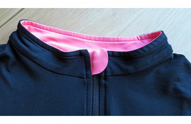 The collar of the Souplesse Long Sleeve Jersey has a zip garage to avoid chaffing.