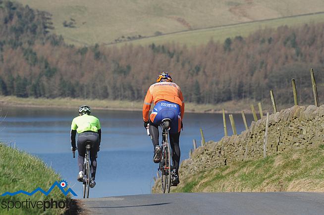 Riders swoop towards Lamaload Reservoir on the Cheshire Cat 2009. Photo: Phil O'Connor/SportivePhoto