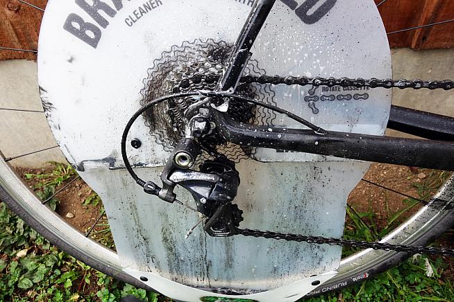 Simply fit the Brake Shield then clean your drivetrain as normal. Gunk and detergent collects in the trough at the bottom for disposal.
