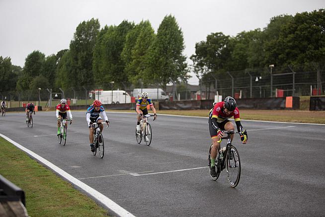 Giving it everything on the final straight. Photo: Alistair Cunningham