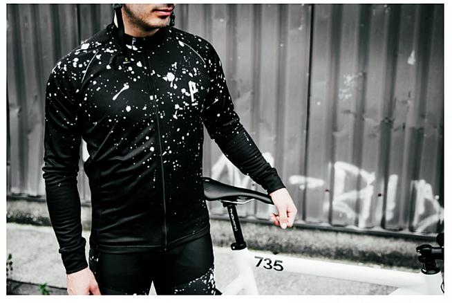 The Bleka jersey features a fleecy lining to keep you snug on cold rides.