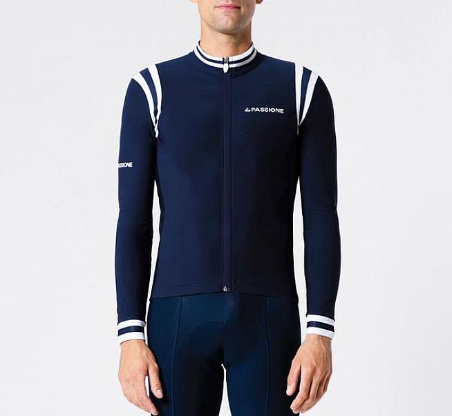 Italian styling for passionate cyclists - the Winter Jersey from La Passione.