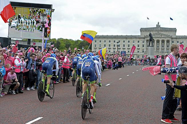 Crowds at Stormont for the opening stage of the 2014 Giro d'Italia in Belfast. Photo: Watson