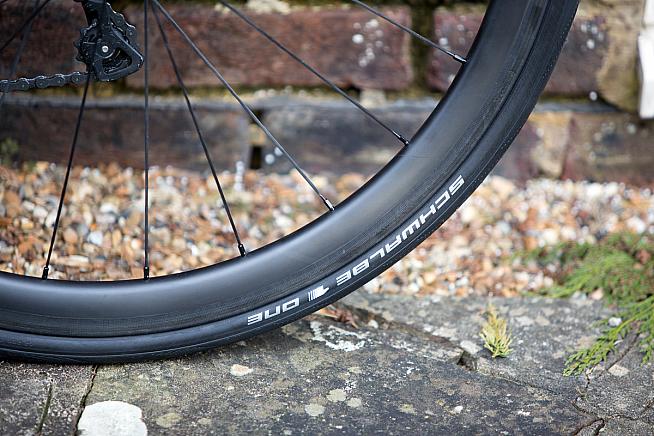 I tested the wheels with Schwalbe One 25mm clinchers but a tubeless setup is possible.