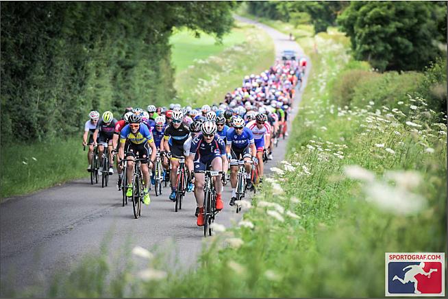 Starting from the race pen means you get to sit in a nice fast peloton like this.