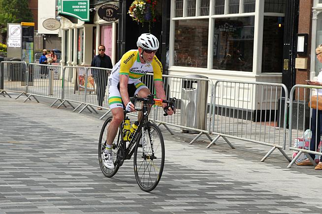 Racing through Kingston. Credit: Marathon Photos