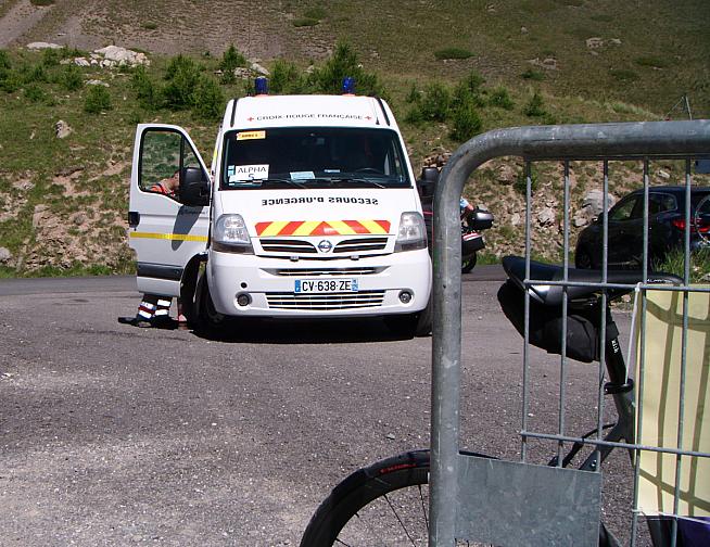 Vous rentrez à l'arrière d'une ambulance.