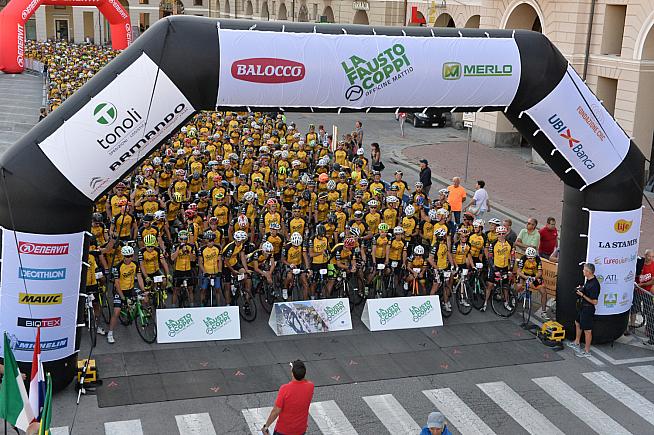 2600 riders from many nations lined up for the start of the 2018 Granfondo Fausto Coppi.