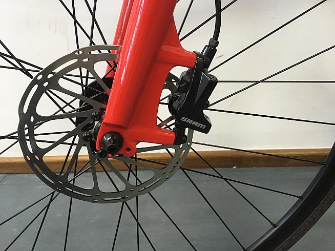 160mm hydraulic disc brakes front and rear ensure ample stopping power in all conditions.