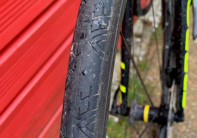 The Apache from VEE Tire Co is a lightweight and fast-rolling slick road tyre.