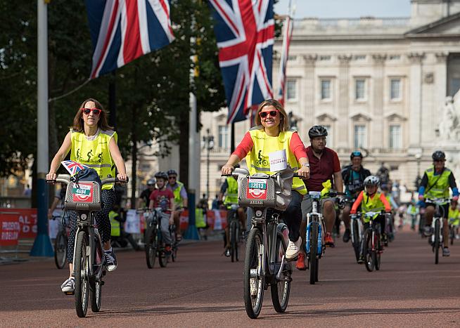 Riders on the Mall - one of the landmarks on the FreeCycle circuit.