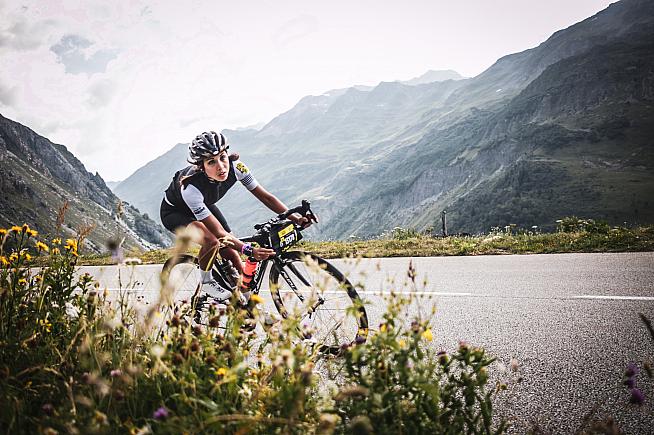 Rapha Warm Up Rides help with experience and tips in descending. Photo: Sportograf