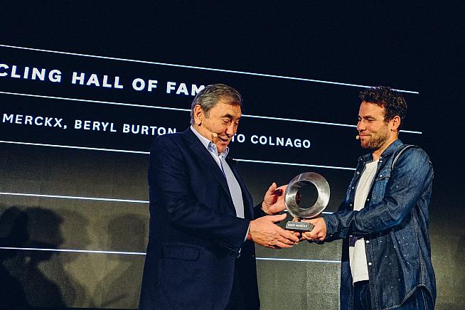 Eddy Merckx receives an award from Mark Cavendish.