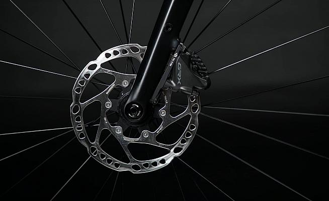 Disc brakes and thru axles conform to the latest standards.