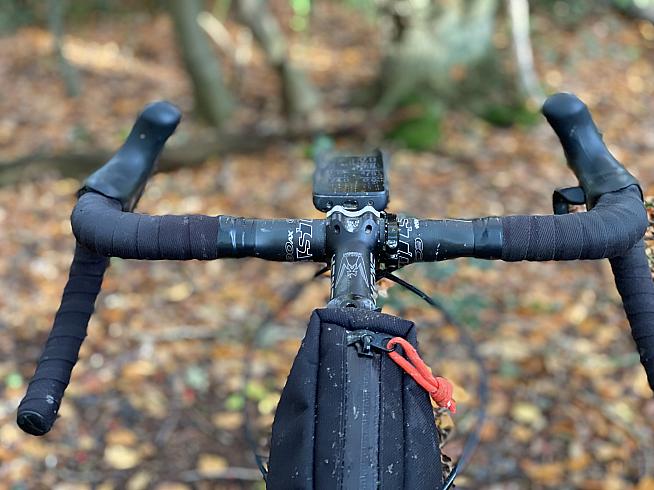 The position behind the handlebars means it's easy to reach while riding.