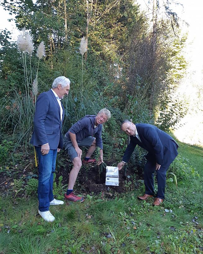 Eoghan plants a tree in Nancy with the Polish Consulate.