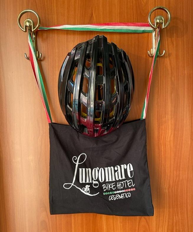 The package includes a musette with water bottles and a cycling jersey.