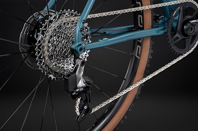 1x only - the Gravel 725 is designed for use with a single chainring.