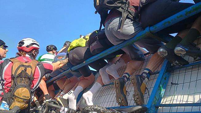 Bumming around Roubaix: Fans perch for a for a view of the PR Femmes action.